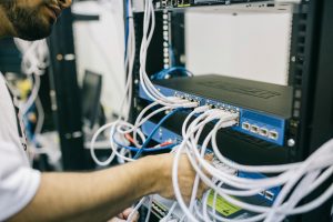Bridging the Divide Between Cloud AI and Edge AI in Modern Business